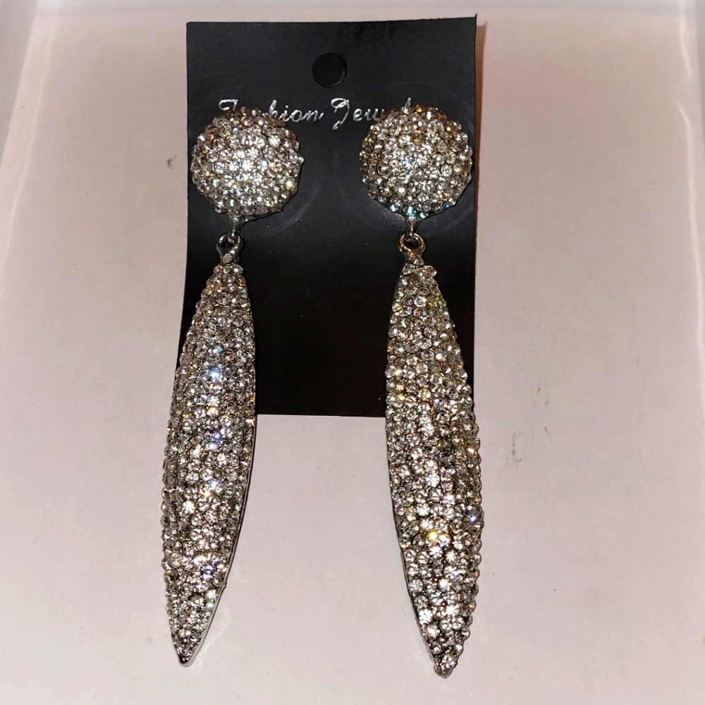 Fashion Jewelry dangle earrings NWOT